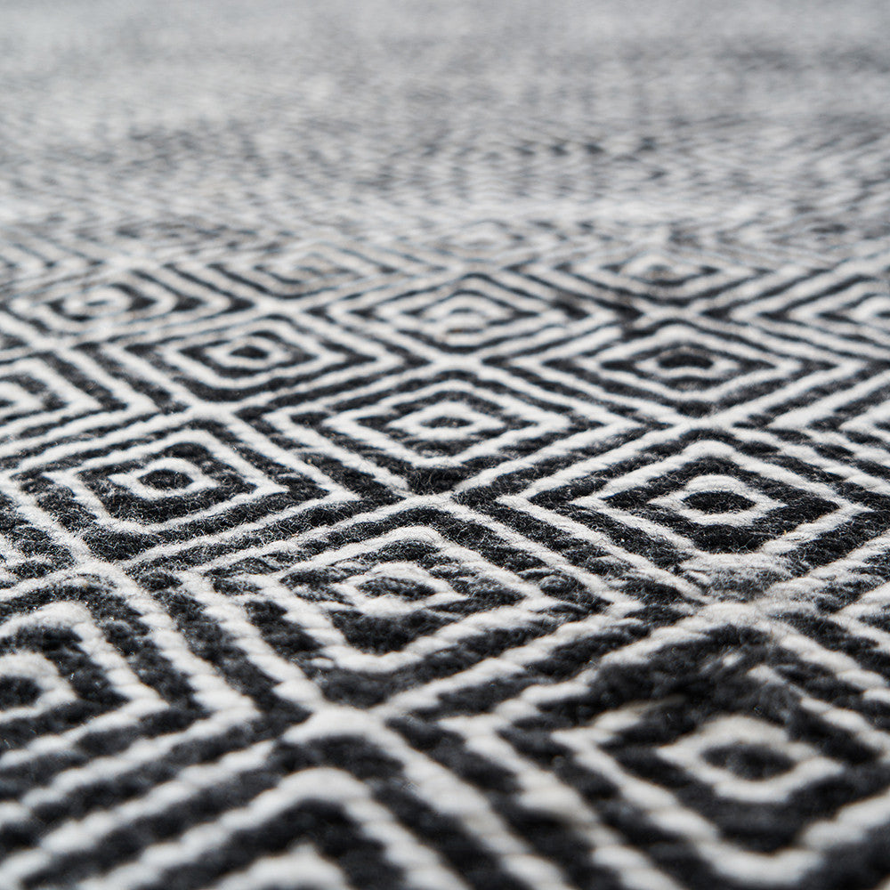 Pacific Lifestyle Indoor Outdoor Black and White Inca Design Rug