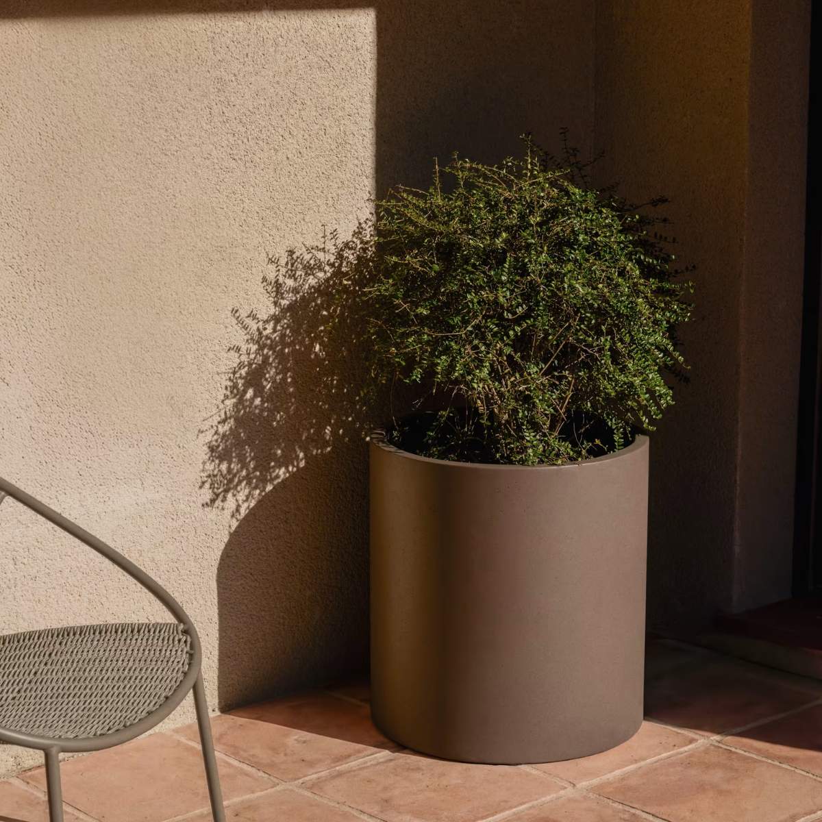 Kave Home Aiguablava brown cement planter Ø 52cm