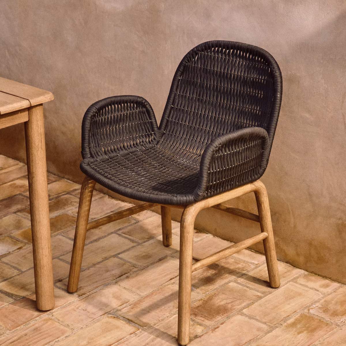 Kave Home Alipa chair with armrests in FSC 100% solid acacia wood and dark grey rope cord
