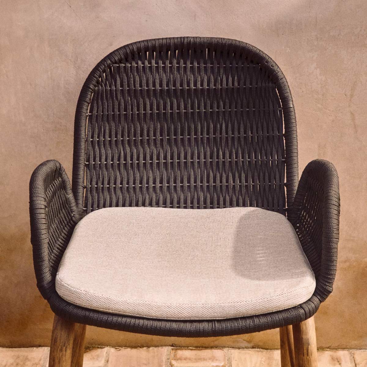 Kave Home Alipa chair with armrests in FSC 100% solid acacia wood and dark grey rope cord