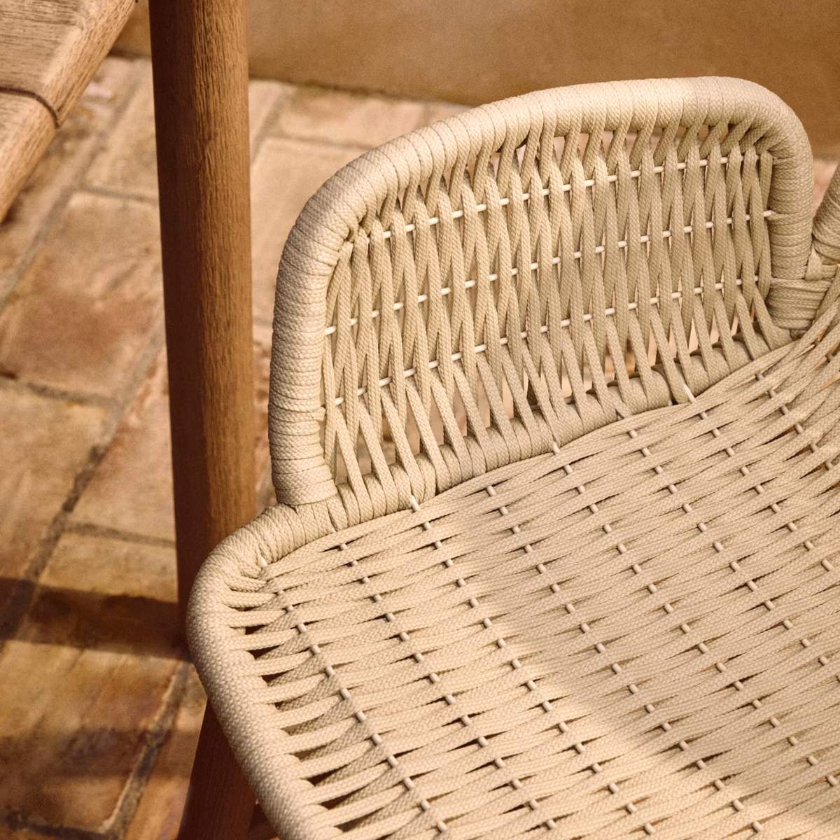 Kave Home Alipa chair with armrests in FSC 100% solid acacia wood and dark grey rope cord