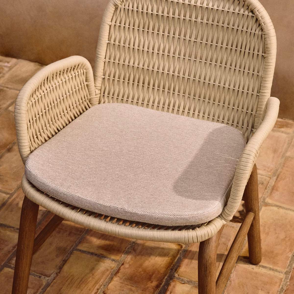Kave Home Alipa chair with armrests in FSC 100% solid acacia wood and dark grey rope cord
