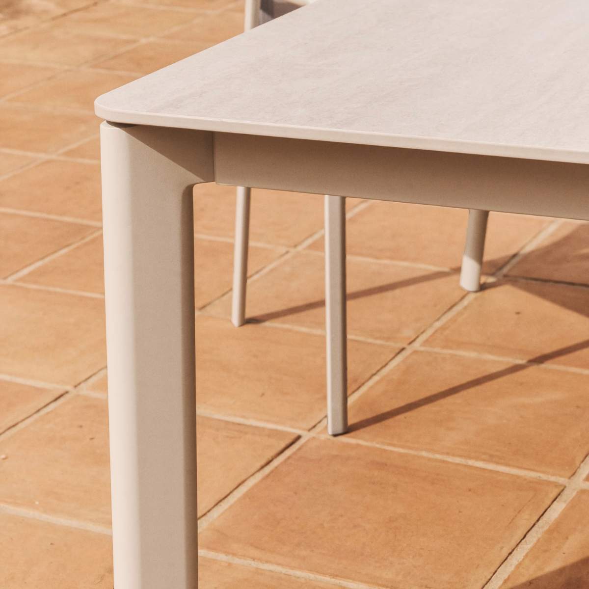 Kave Home Anafi table in sintered stone and graphite aluminium 220 x 100 cm
