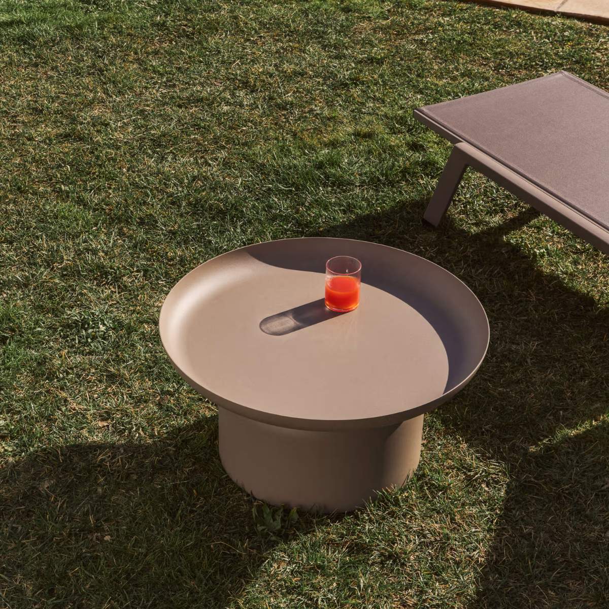 Kave Home Arcola coffee table in ecru aluminium Ø70cm
