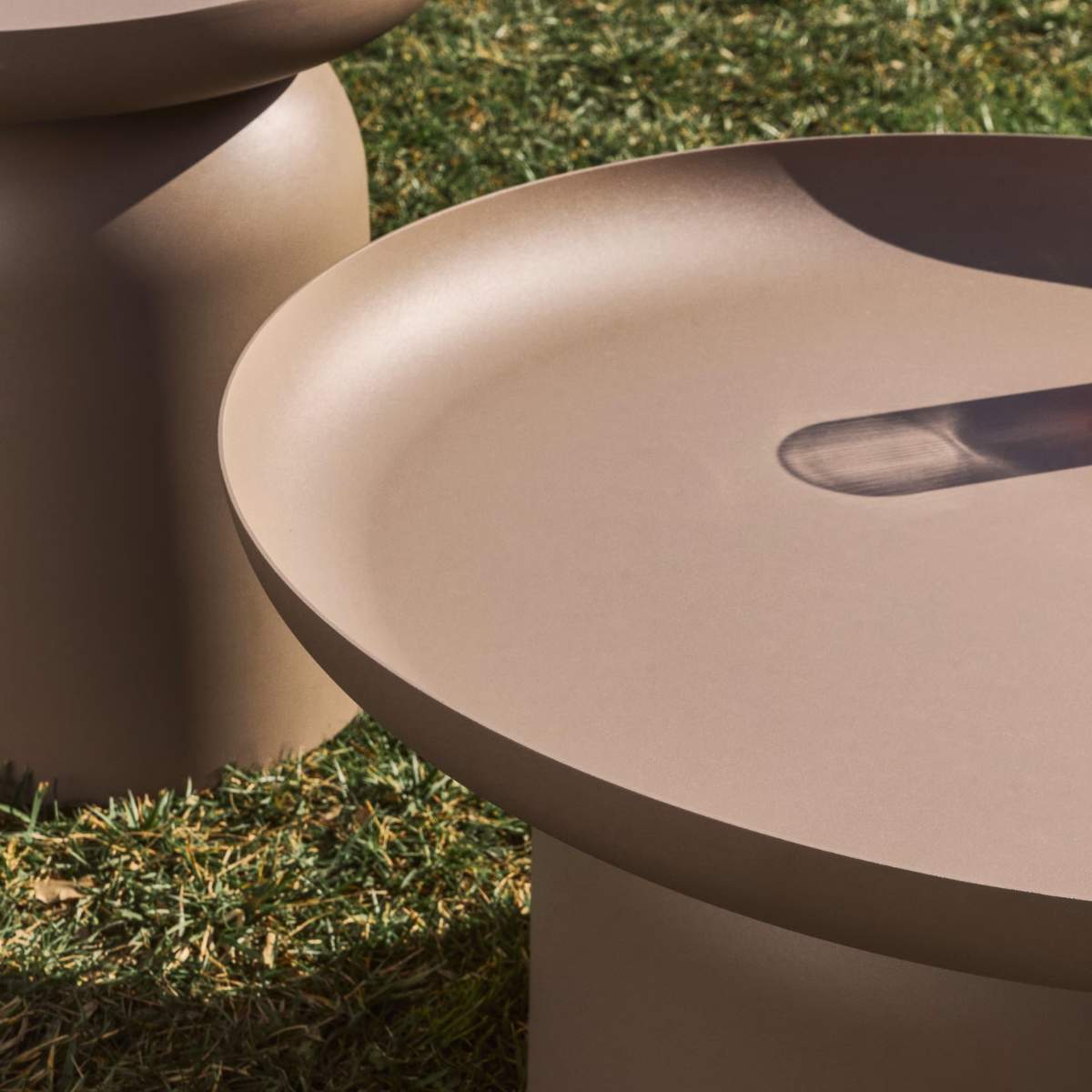 Kave Home Arcola coffee table in ecru aluminium Ø70cm