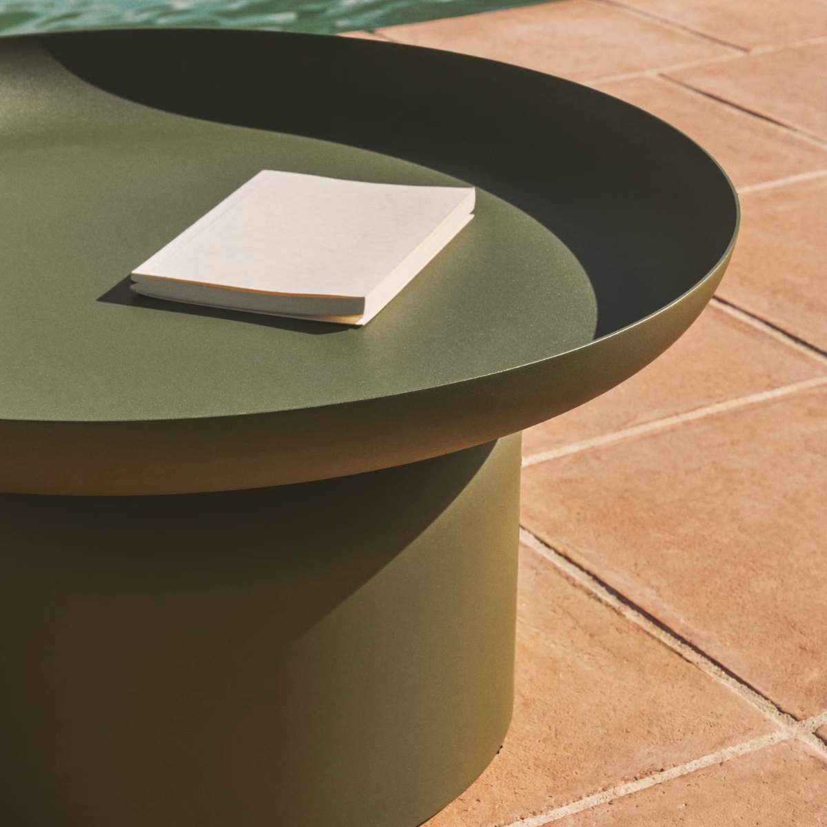 Kave Home Arcola coffee table in ecru aluminium Ø70cm