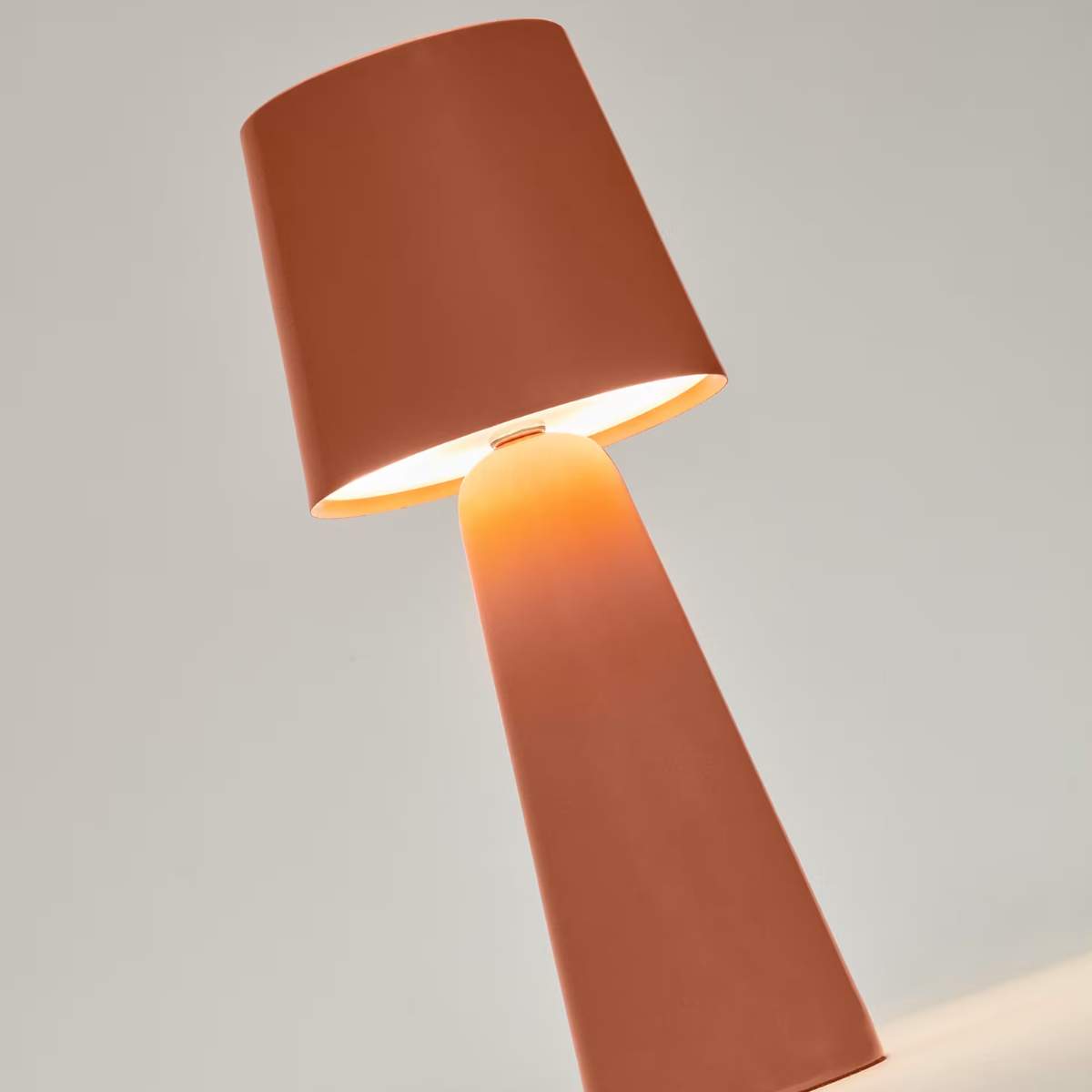 Kave Home Arenys small table lamp in metal with a shiny silver finish