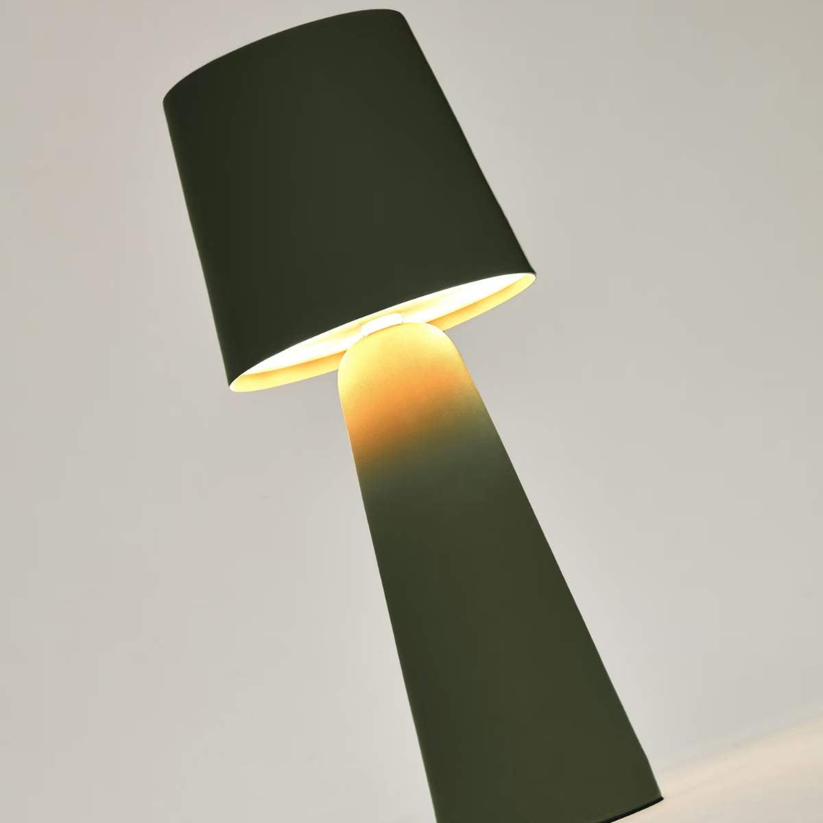 Kave Home Arenys small table lamp in metal with a shiny silver finish