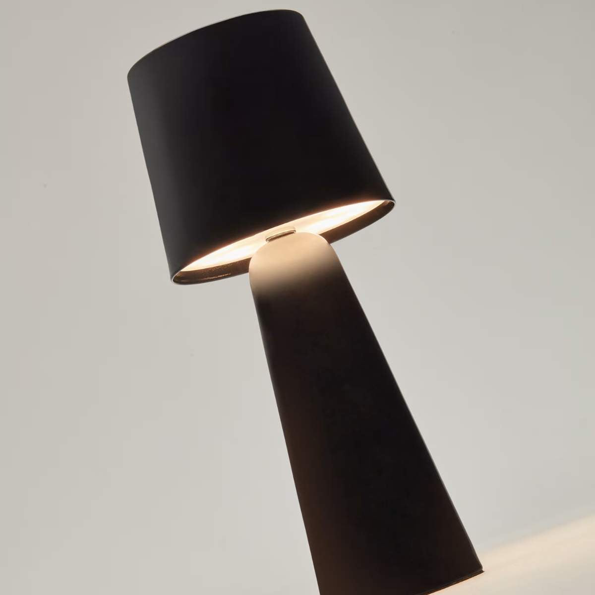 Kave Home Arenys small table lamp in metal with a shiny silver finish