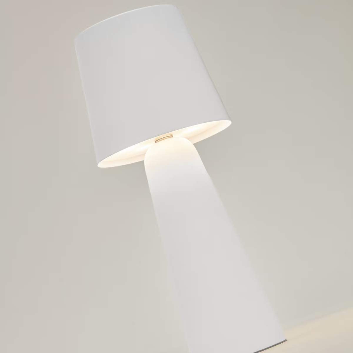 Kave Home Arenys small table lamp in metal with a shiny silver finish
