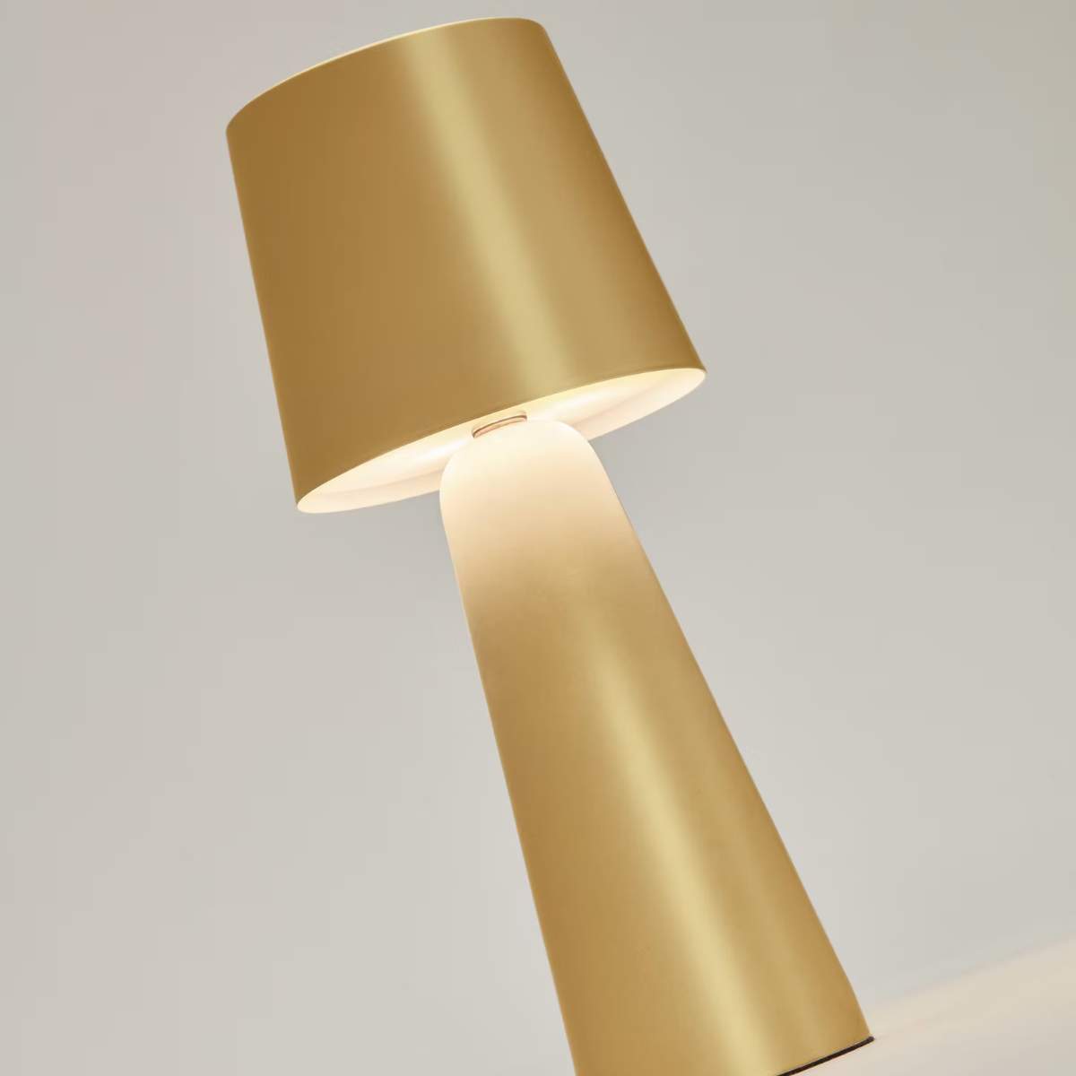 Kave Home Arenys small table lamp in metal with a shiny silver finish