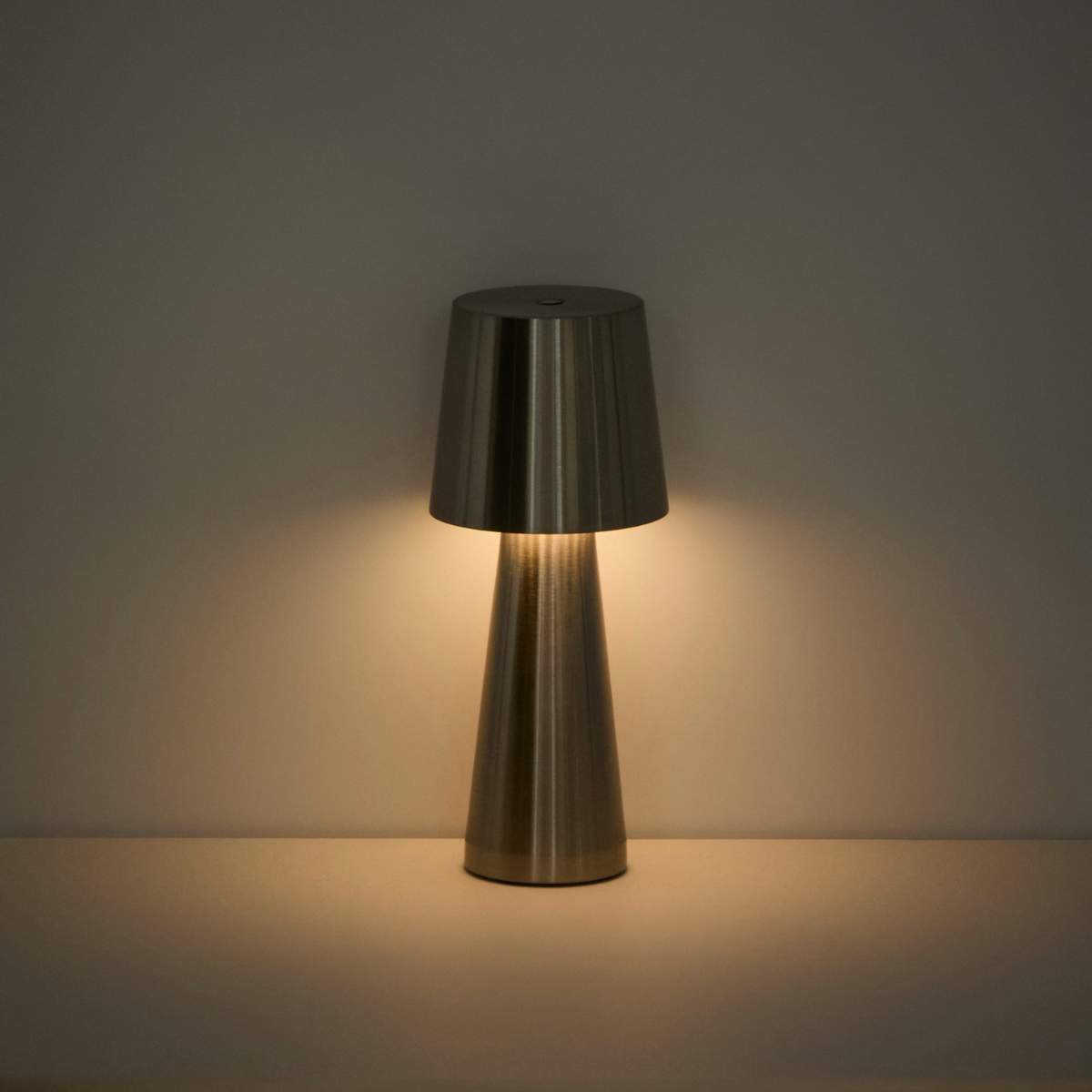 Kave Home Arenys small table lamp in metal with a shiny silver finish