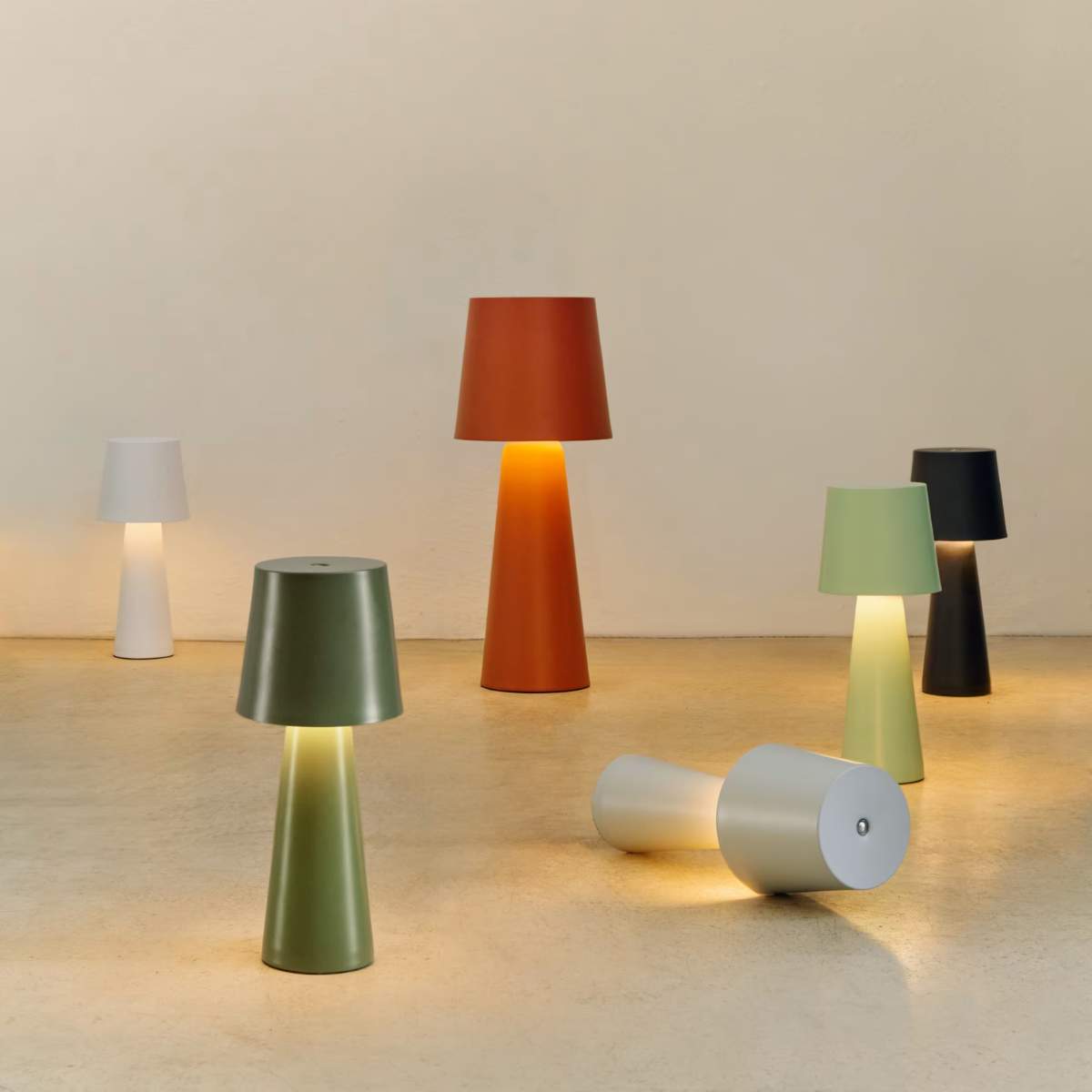 Kave Home Arenys small table lamp in metal with a shiny silver finish