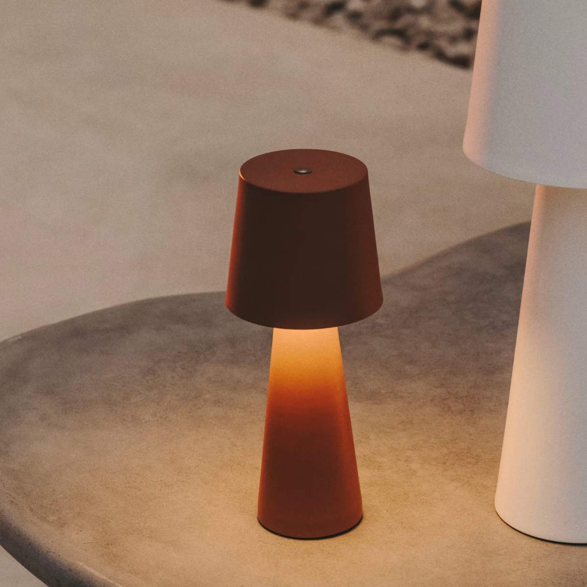 Kave Home Arenys small table lamp in metal with a shiny silver finish