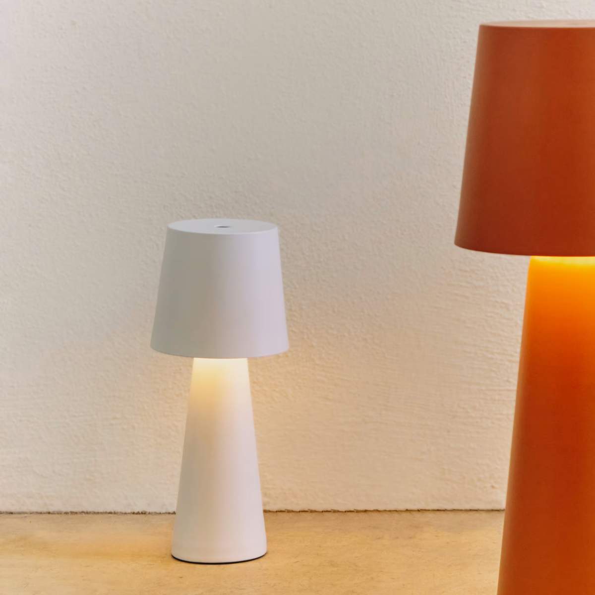 Kave Home Arenys small table lamp in metal with a shiny silver finish