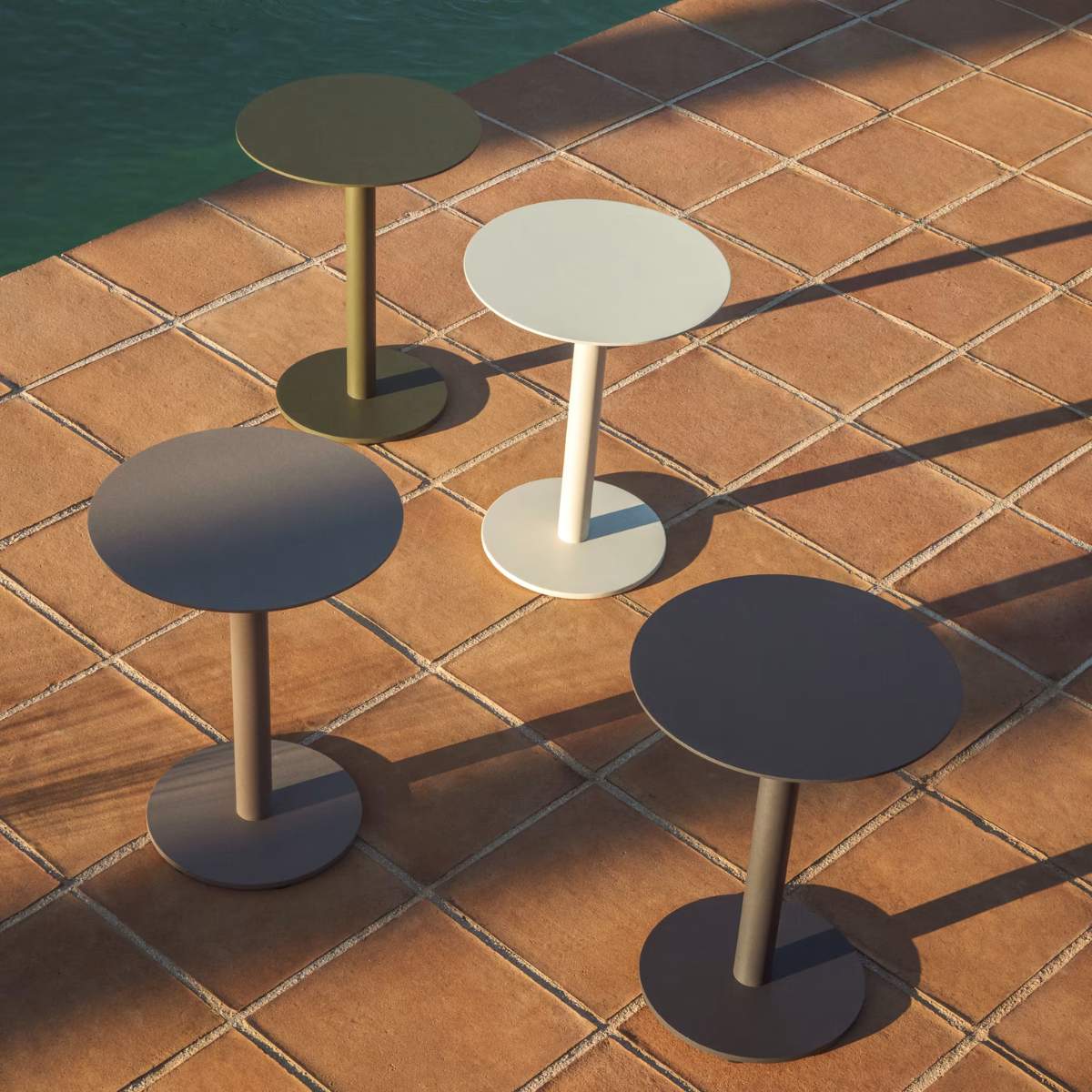 Kave Home Asinara beige aluminium side table Ø40cm