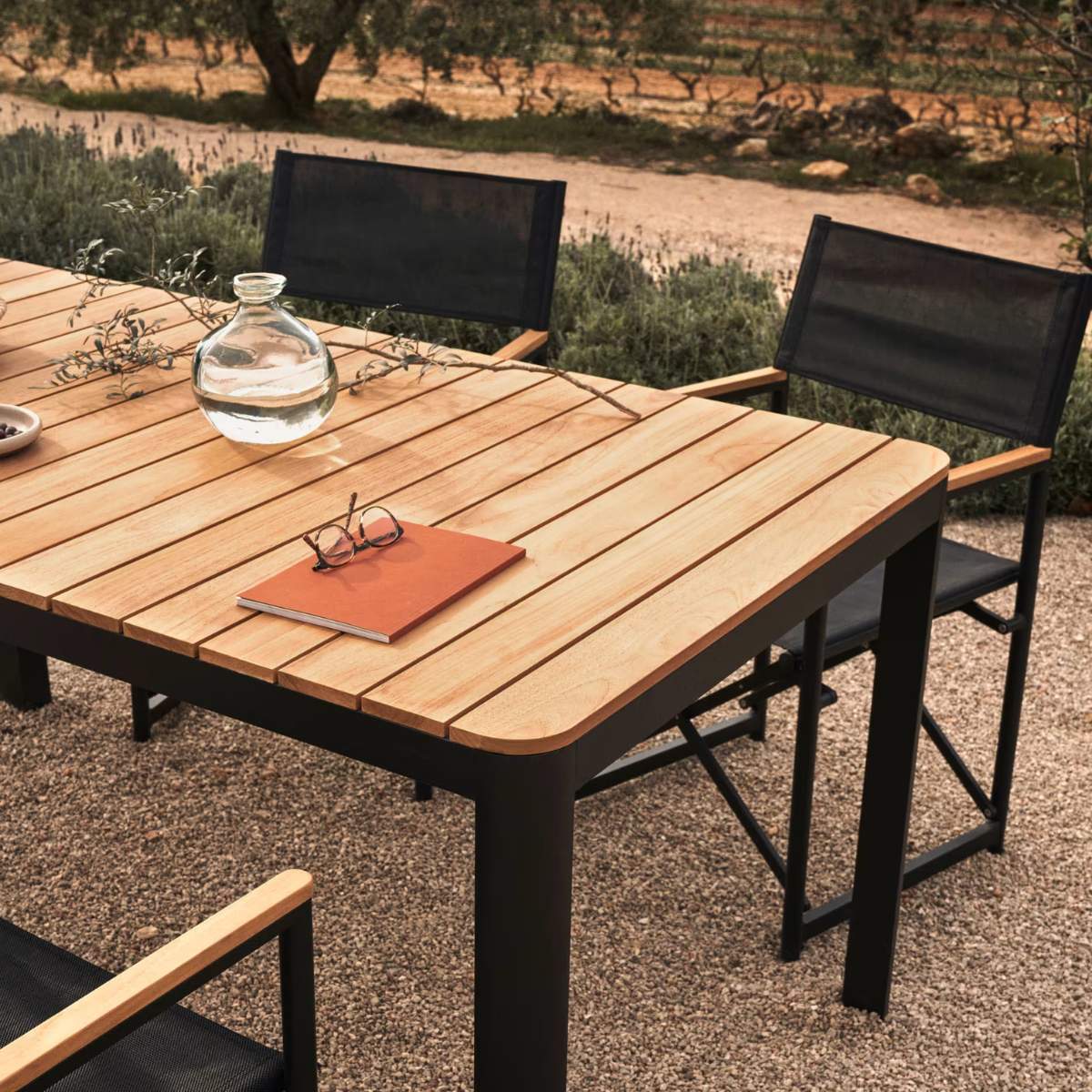 Kave Home Bona aluminium and solid teak table, 100% outdoor suitable with black finish, 160 x 90 cm