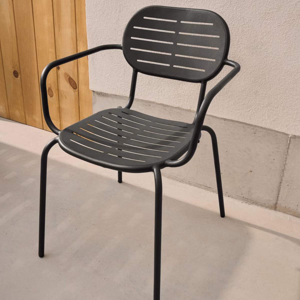 Kave Home Brai stackable outdoor chair with armrests in taupe galvanised steel