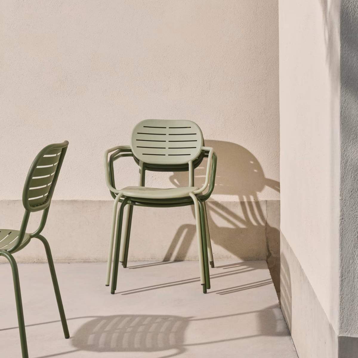 Kave Home Brai stackable outdoor chair with armrests in taupe galvanised steel