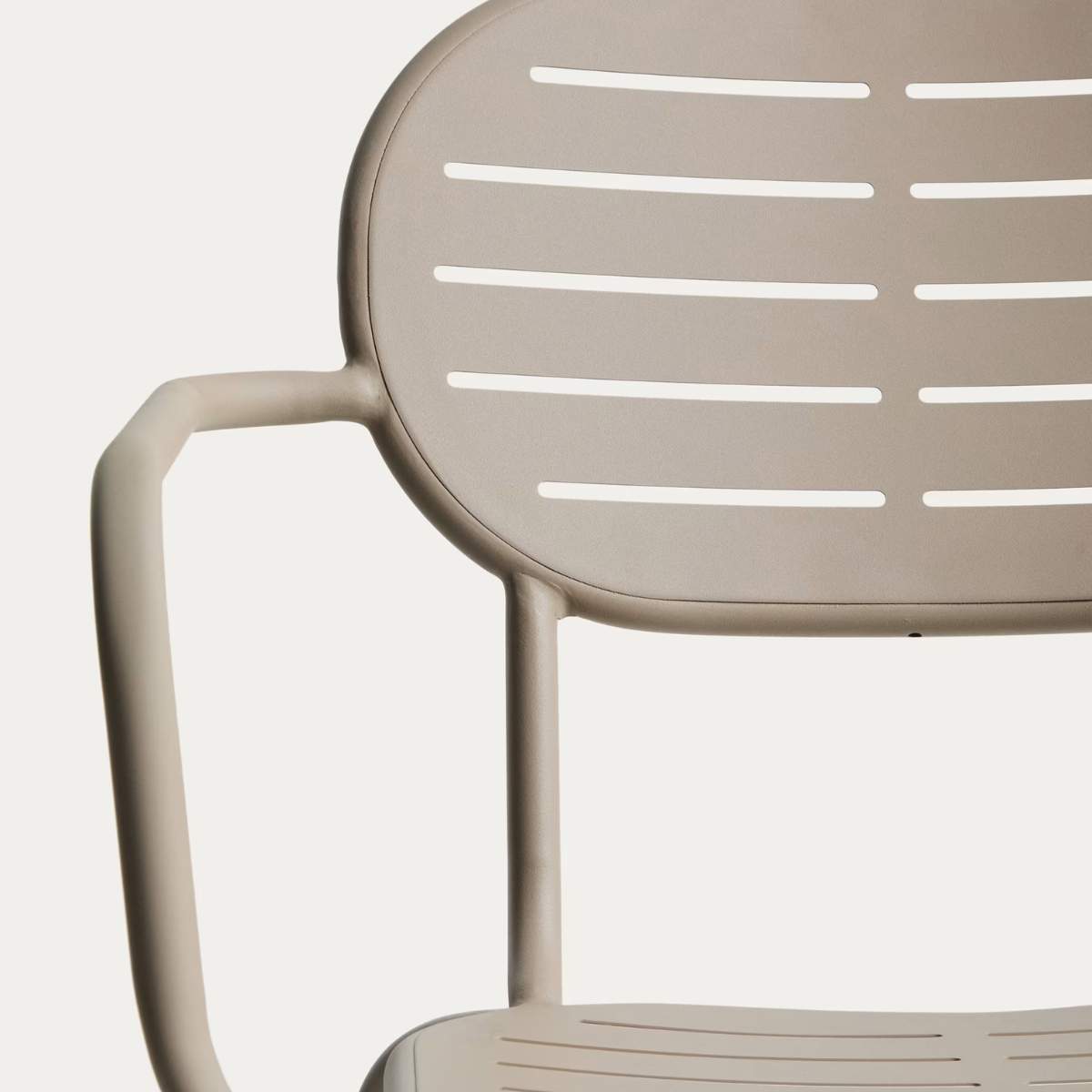 Kave Home Brai stackable outdoor chair with armrests in taupe galvanised steel