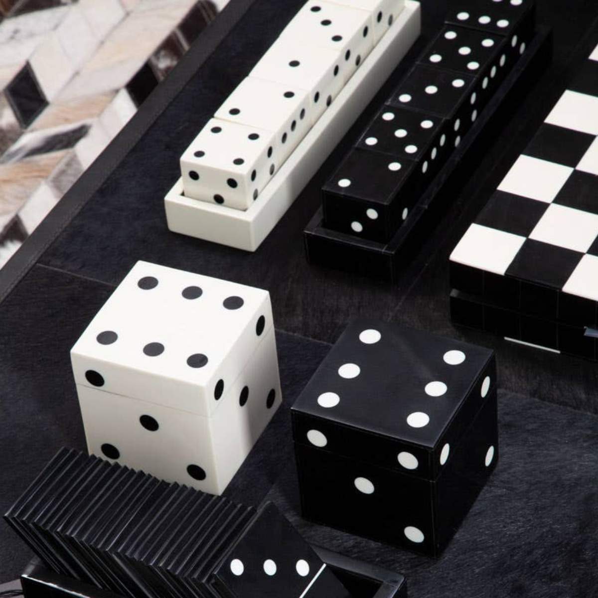 Beaumonde Home Churchill Games Dice Box with 5 Dice