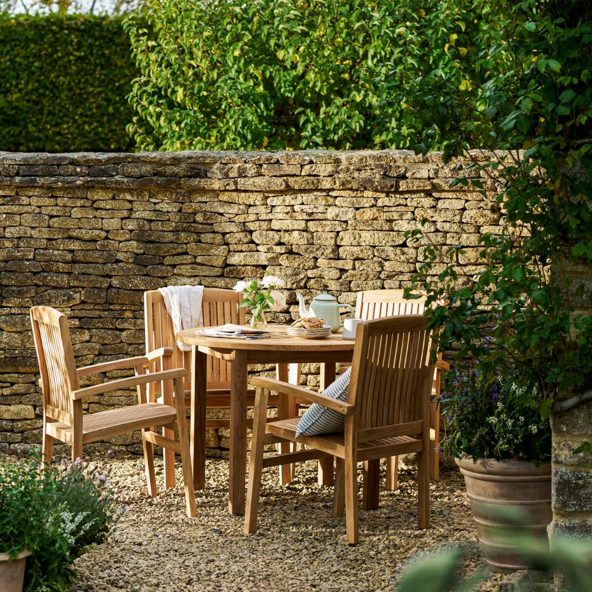 Garden Trading Churn Teak Round Table 100cm & 4 Henley Stacking Armchairs