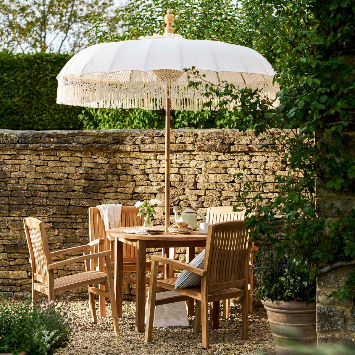 Garden Trading Churn Teak Round Table 100cm & 4 Henley Stacking Armchairs