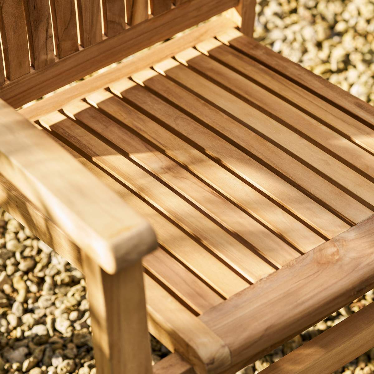 Garden Trading Churn Teak Round Table 100cm & 4 Henley Stacking Armchairs