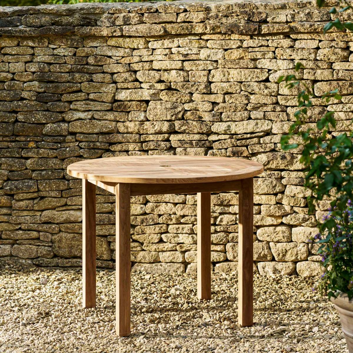 Garden Trading Churn Teak Round Table 100cm & 4 Henley Stacking Armchairs