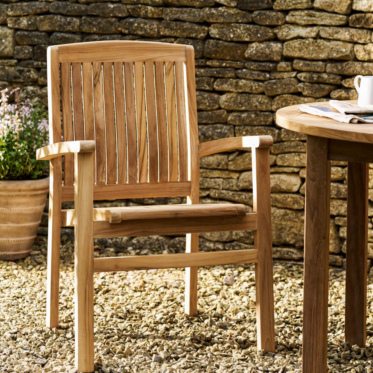 Garden Trading Churn Teak Round Table 100cm & 4 Henley Stacking Armchairs