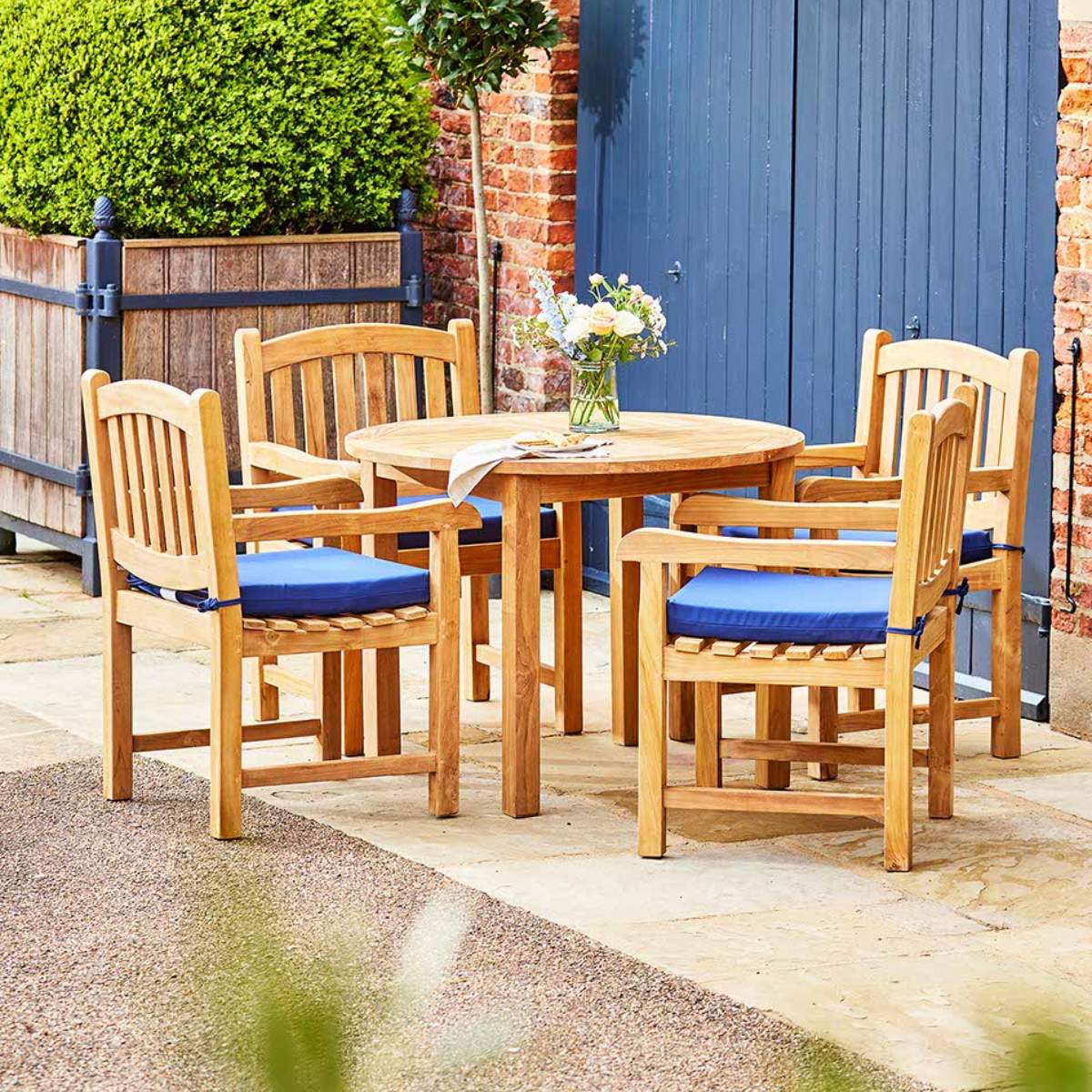 Garden Trading Churn Teak Round Table 120cm & 4 Malvern Armchairs