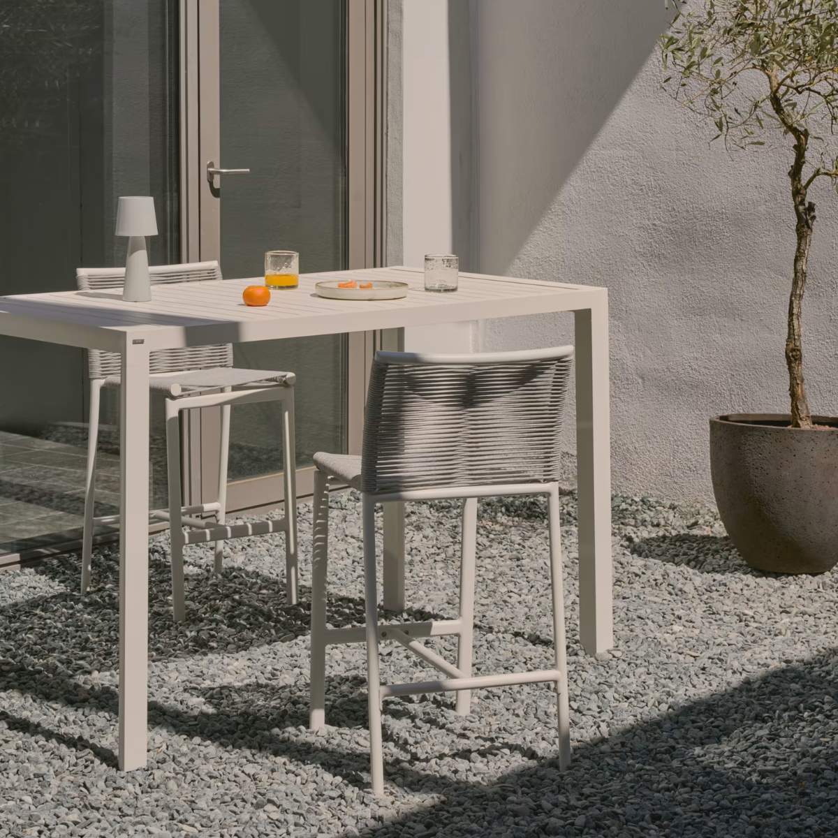 Kave Home Culip outdoor stool made of rope cord and white aluminium, 65 cm