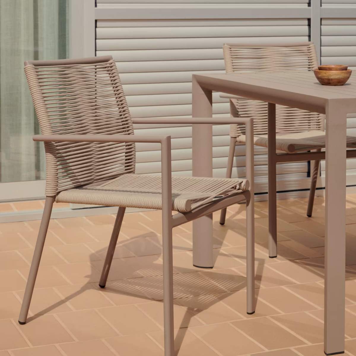 Kave Home Culip stackable outdoor chair in aluminium and cord in brown