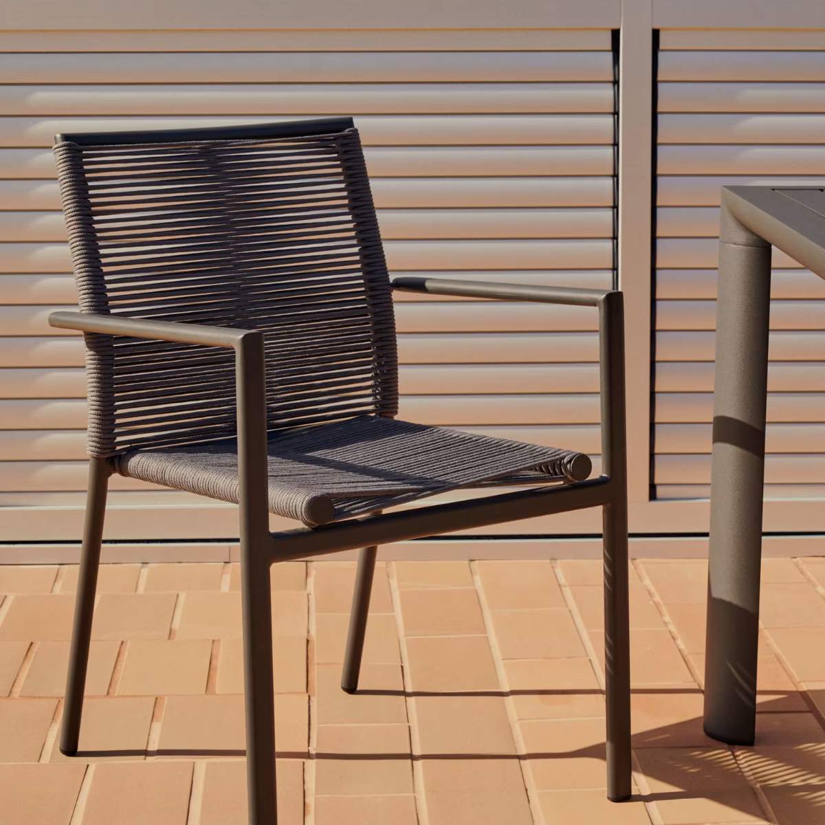 Kave Home Culip stackable outdoor chair in aluminium and cord in brown