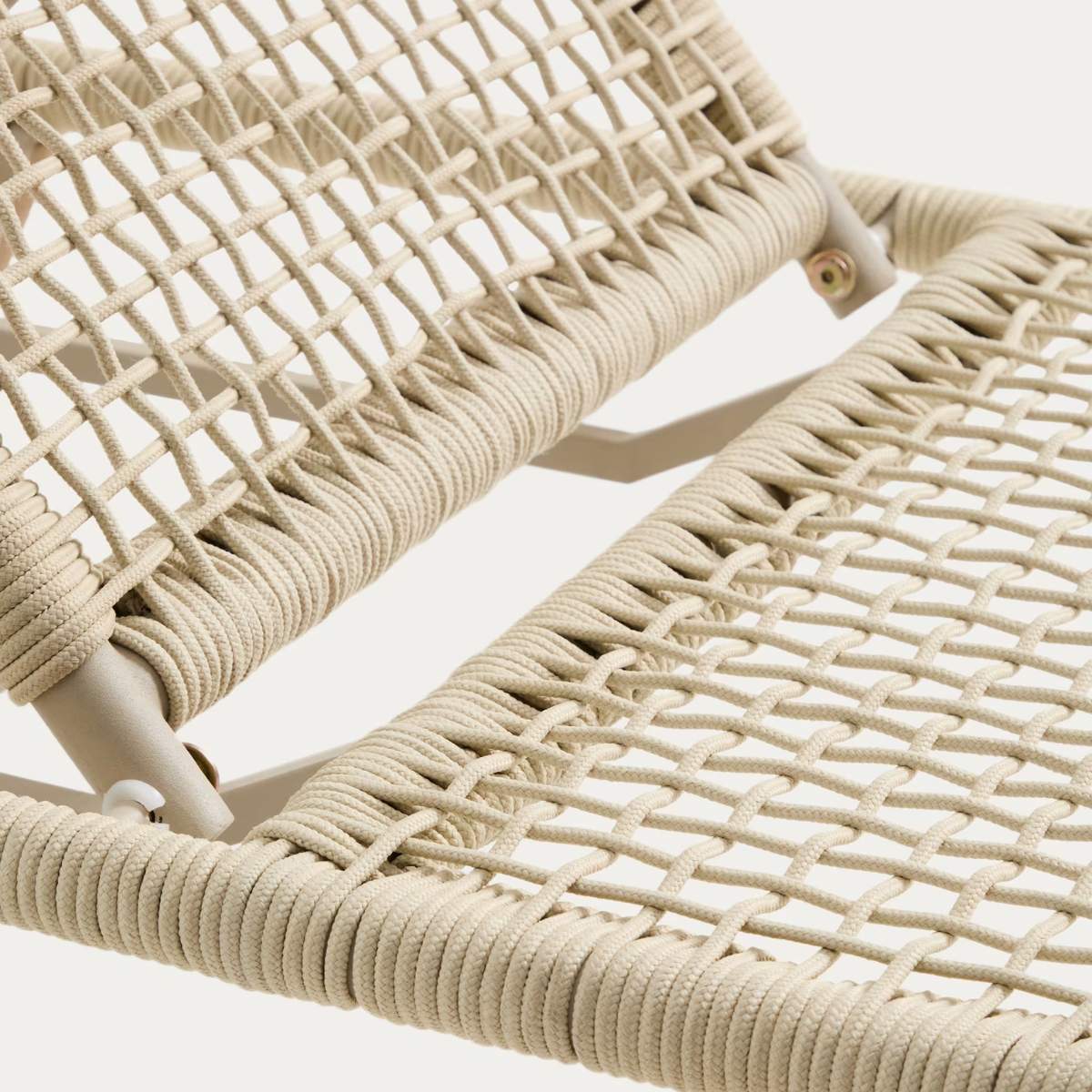 Kave Home Dandara sun lounger in steel, green rope and legs in solid FSC 100% acacia wood