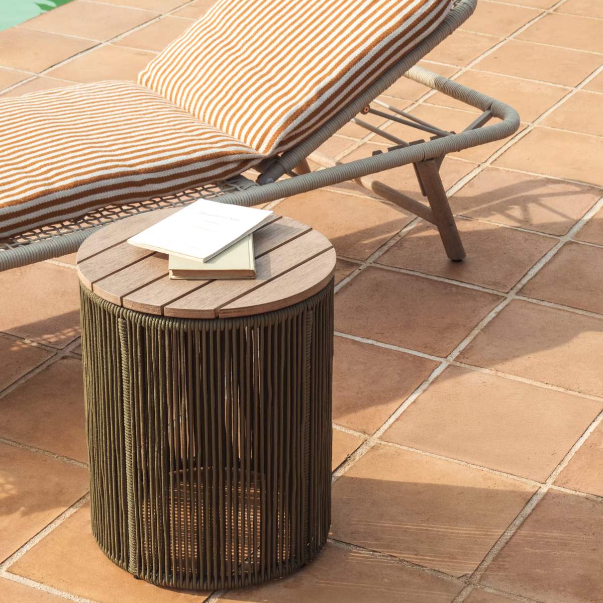 Kave Home Dandara side table in steel, green rope cord and solid acacia wood Ø40cm FSC 100%
