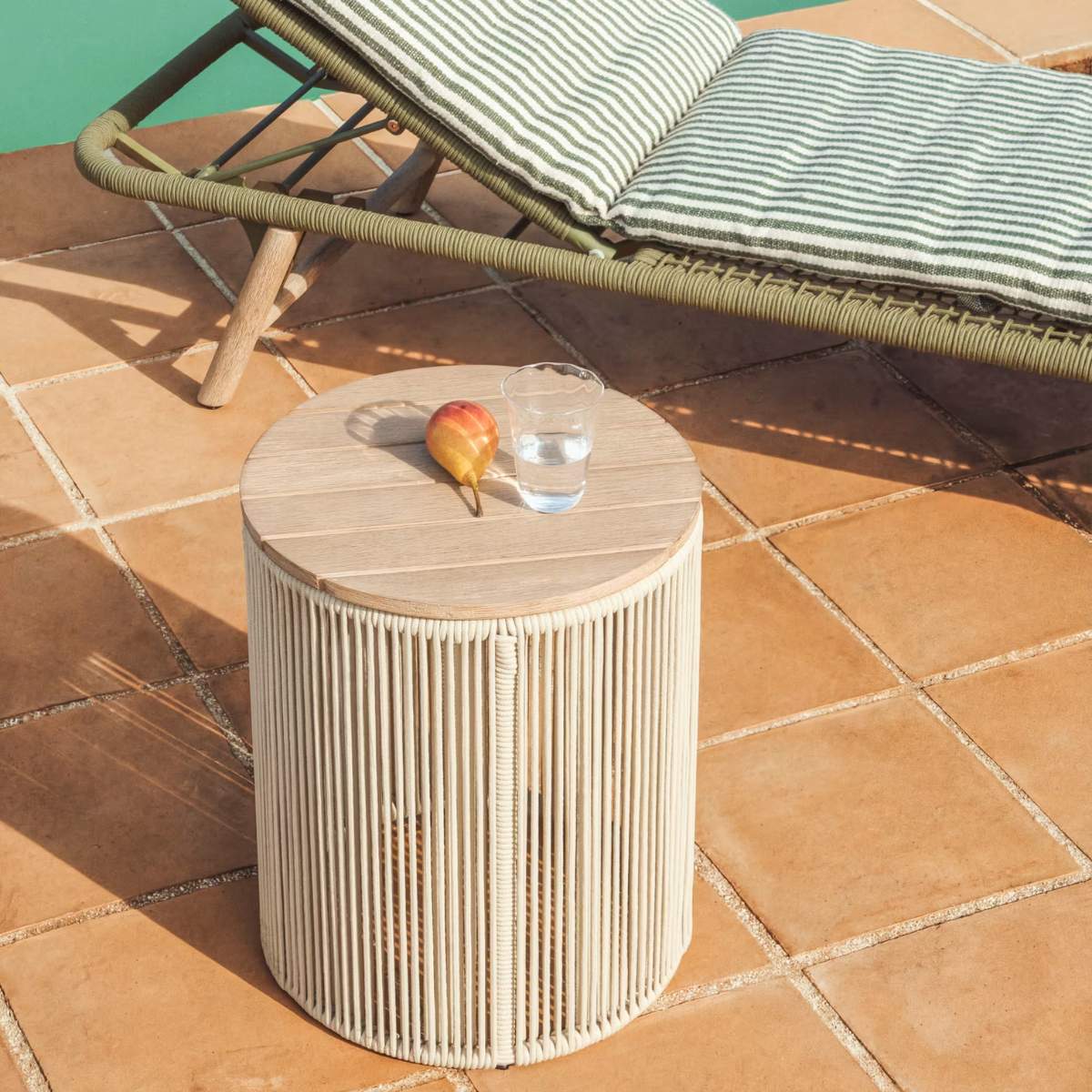 Kave Home Dandara side table in steel, green rope cord and solid acacia wood Ø40cm FSC 100%