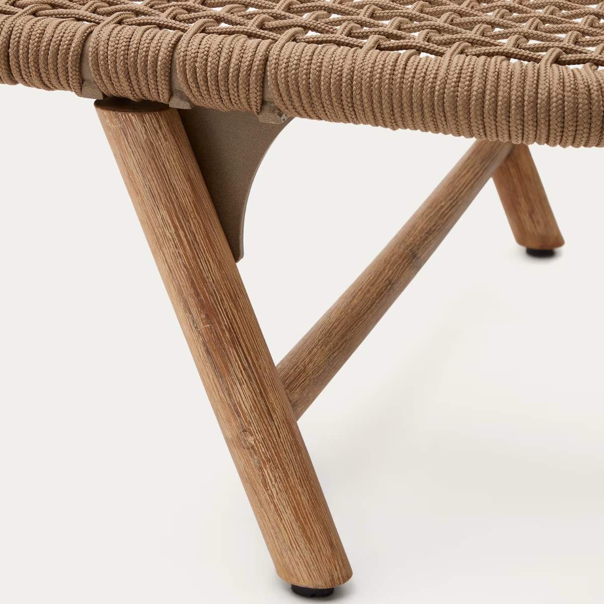 Kave Home Dandara sun lounger in steel, green rope and legs in solid FSC 100% acacia wood