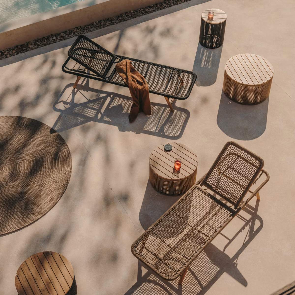 Kave Home Dandara coffee table in steel, green rope cord and solid acacia wood Ø70cm FSC 100%