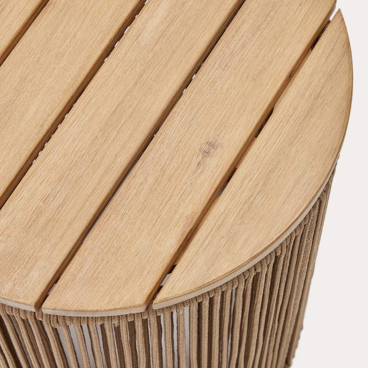 Kave Home Dandara side table in steel, green rope cord and solid acacia wood Ø40cm FSC 100%