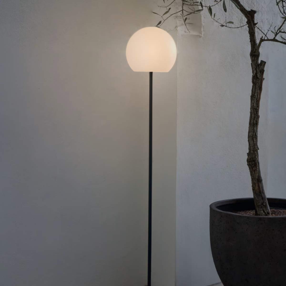 Kave Home Dinesh outdoor solar floor lamp in black steel 120 cm