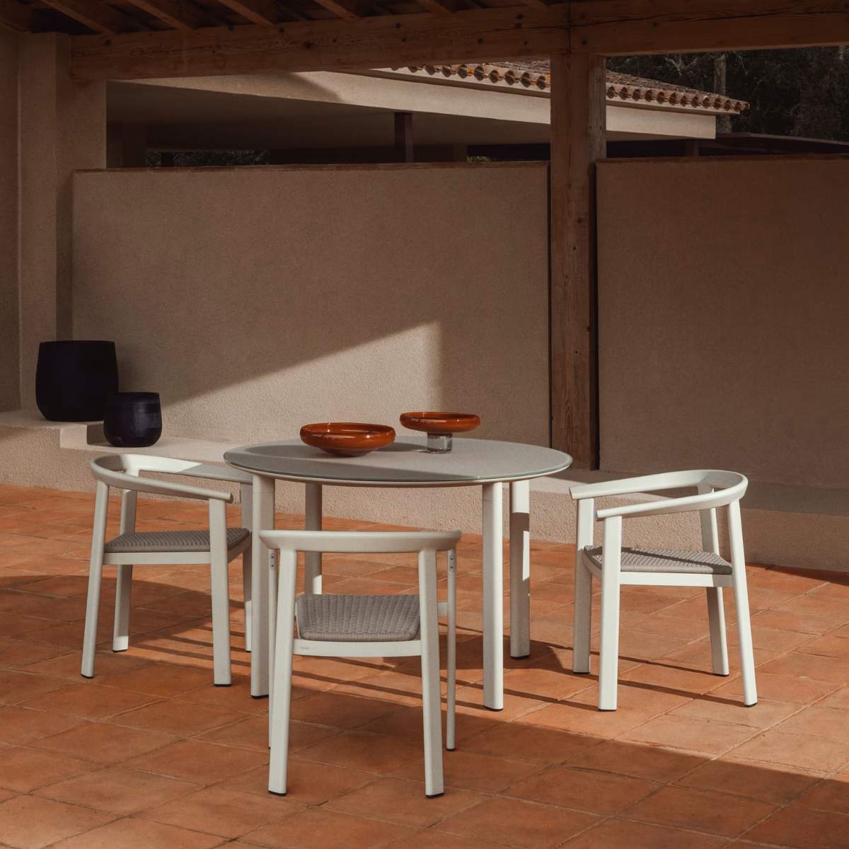 Kave Home Erice round table in aluminium and ecru tempered glass Ø120 cm