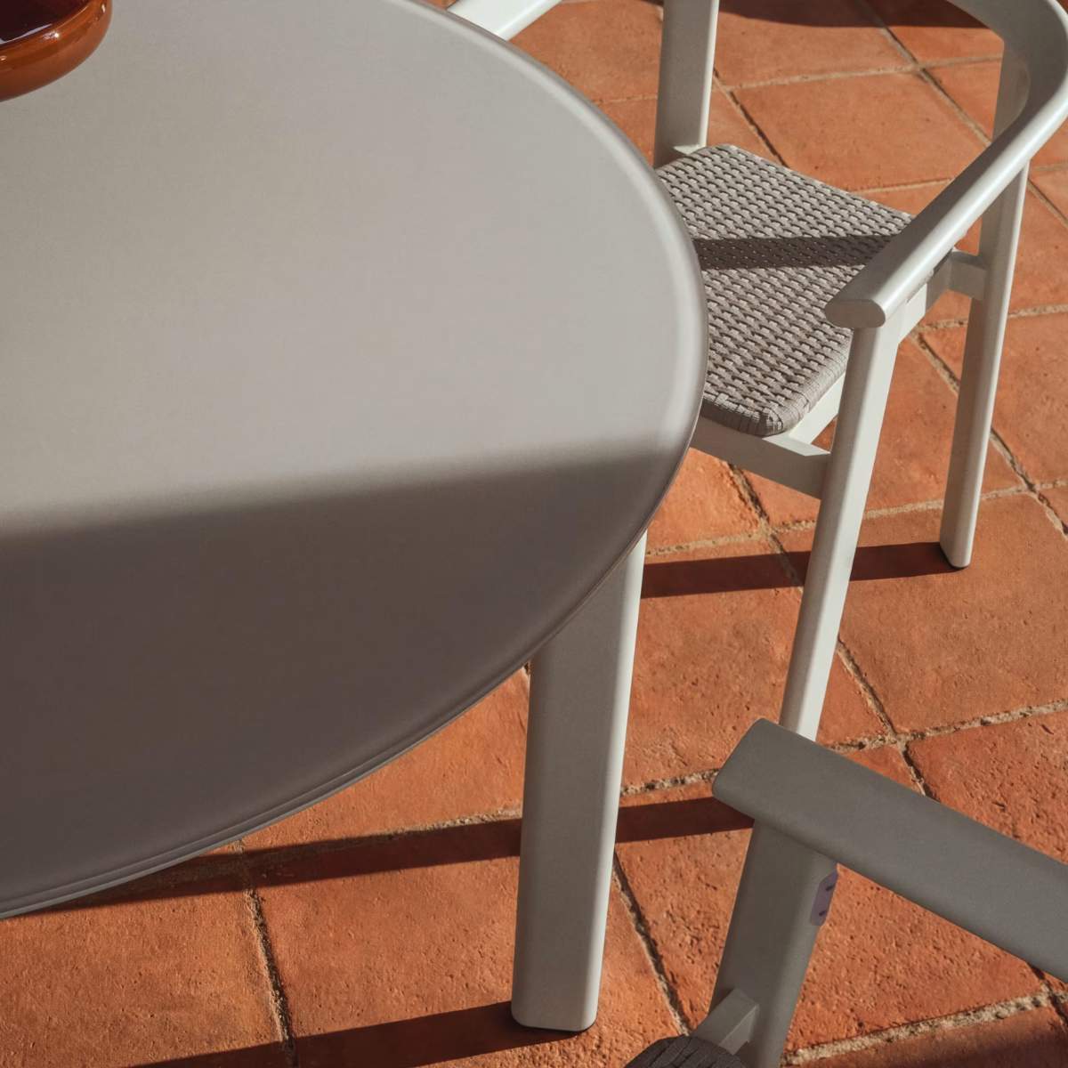 Kave Home Erice round table in aluminium and ecru tempered glass Ø120 cm