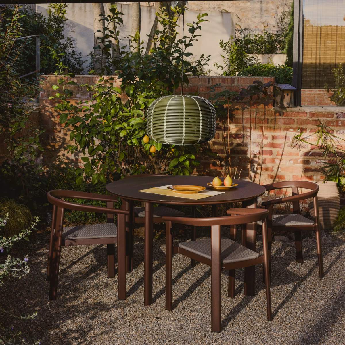 Kave Home Erice round table in aluminium and ecru tempered glass Ø120 cm