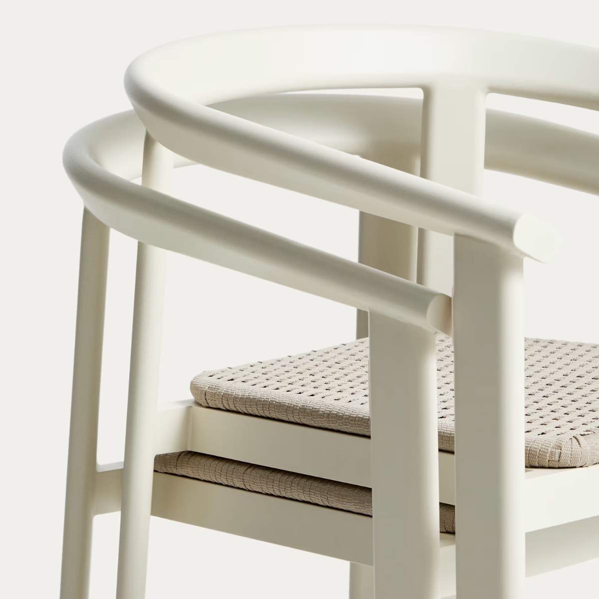 Kave Home Erice set of 4 stackable chairs in aluminium and rope cord and a table in ecru aluminium and tempered glass Ø120cm