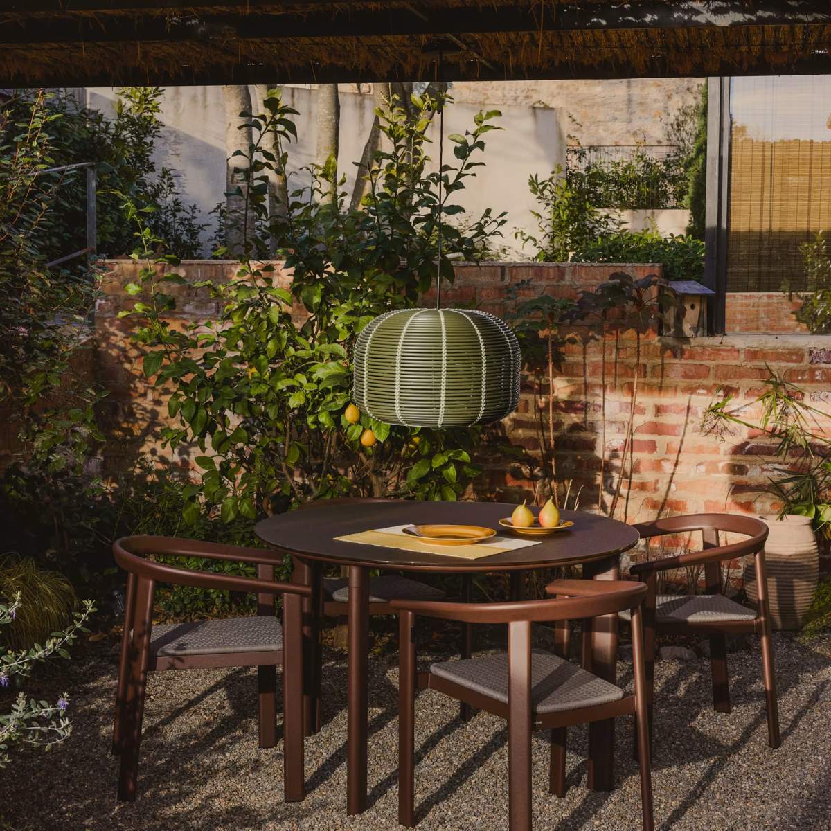 Kave Home Erice set of 4 stackable chairs in aluminium and rope cord and a table in ecru aluminium and tempered glass Ø120cm