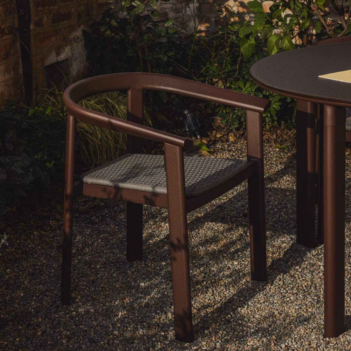 Kave Home Erice set of 4 stackable chairs in aluminium and rope cord and a table in ecru aluminium and tempered glass Ø120cm