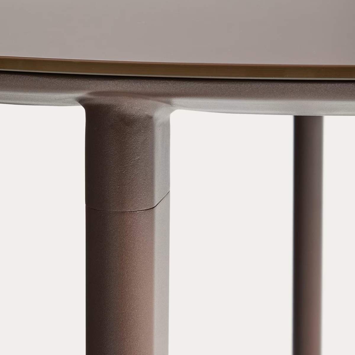 Kave Home Erice round table in aluminium and ecru tempered glass Ø120 cm
