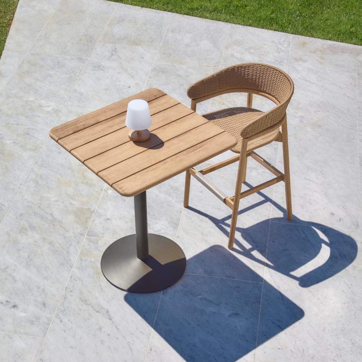 Kave Home Esilda outdoor tall table with FSC 100% acacia top 80x80cm and green steel base Ø55x96cm