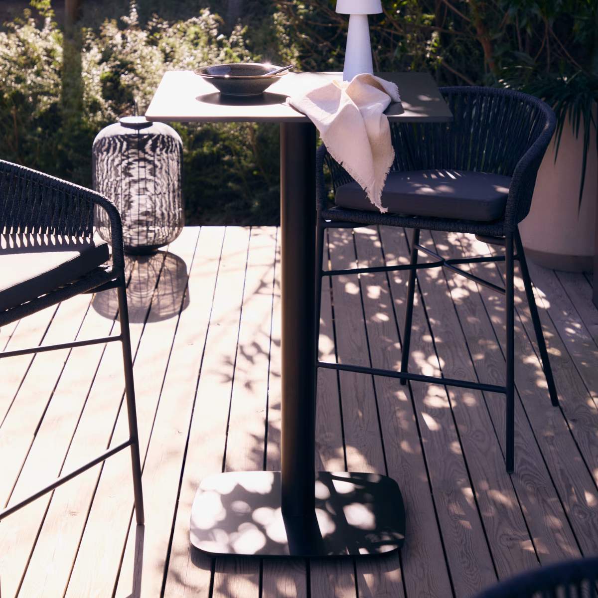Kave Home Esilda high table in white with metal leg in a painted black finish, 60 x 60 x 96 cm